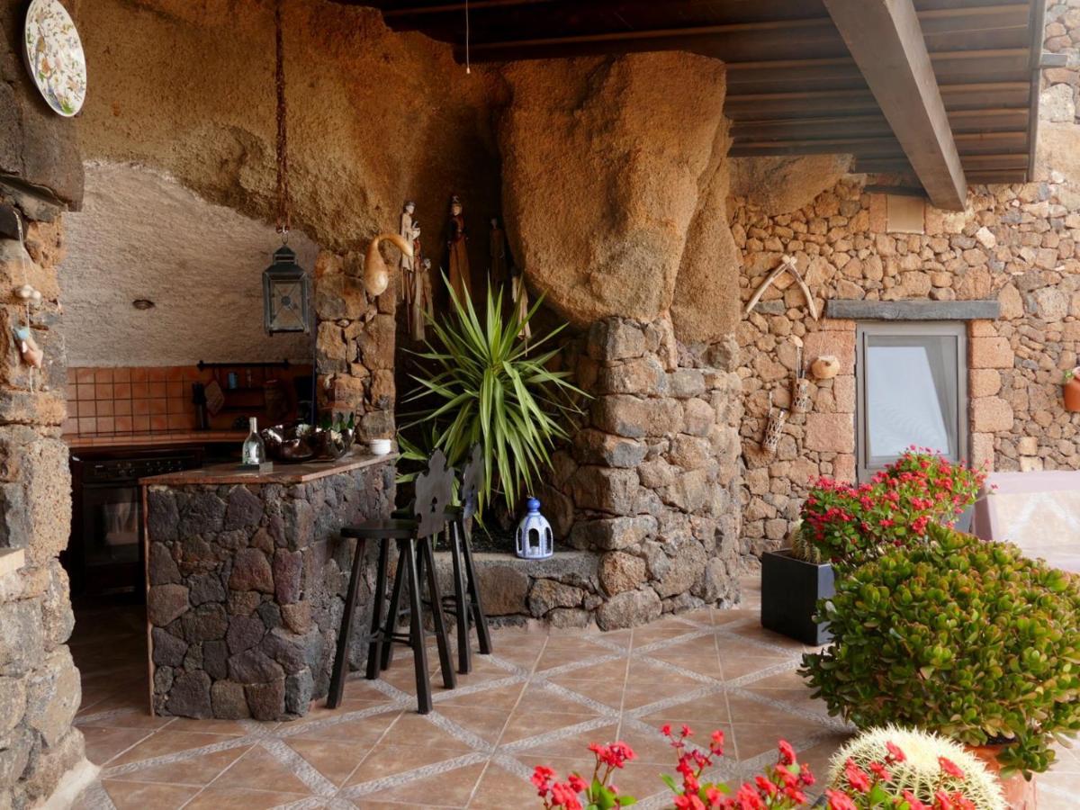 Castillo Lanzarote Villa Sophie - Luxury Villa -Sleep In A Volcanic Cave With Heated Pool Tías Екстериор снимка
