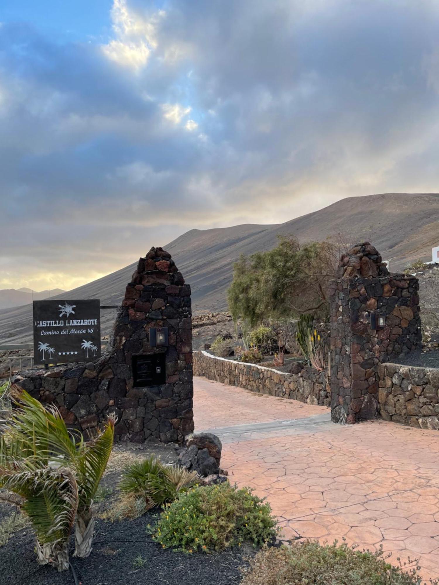 Castillo Lanzarote Villa Sophie - Luxury Villa -Sleep In A Volcanic Cave With Heated Pool Tías Екстериор снимка