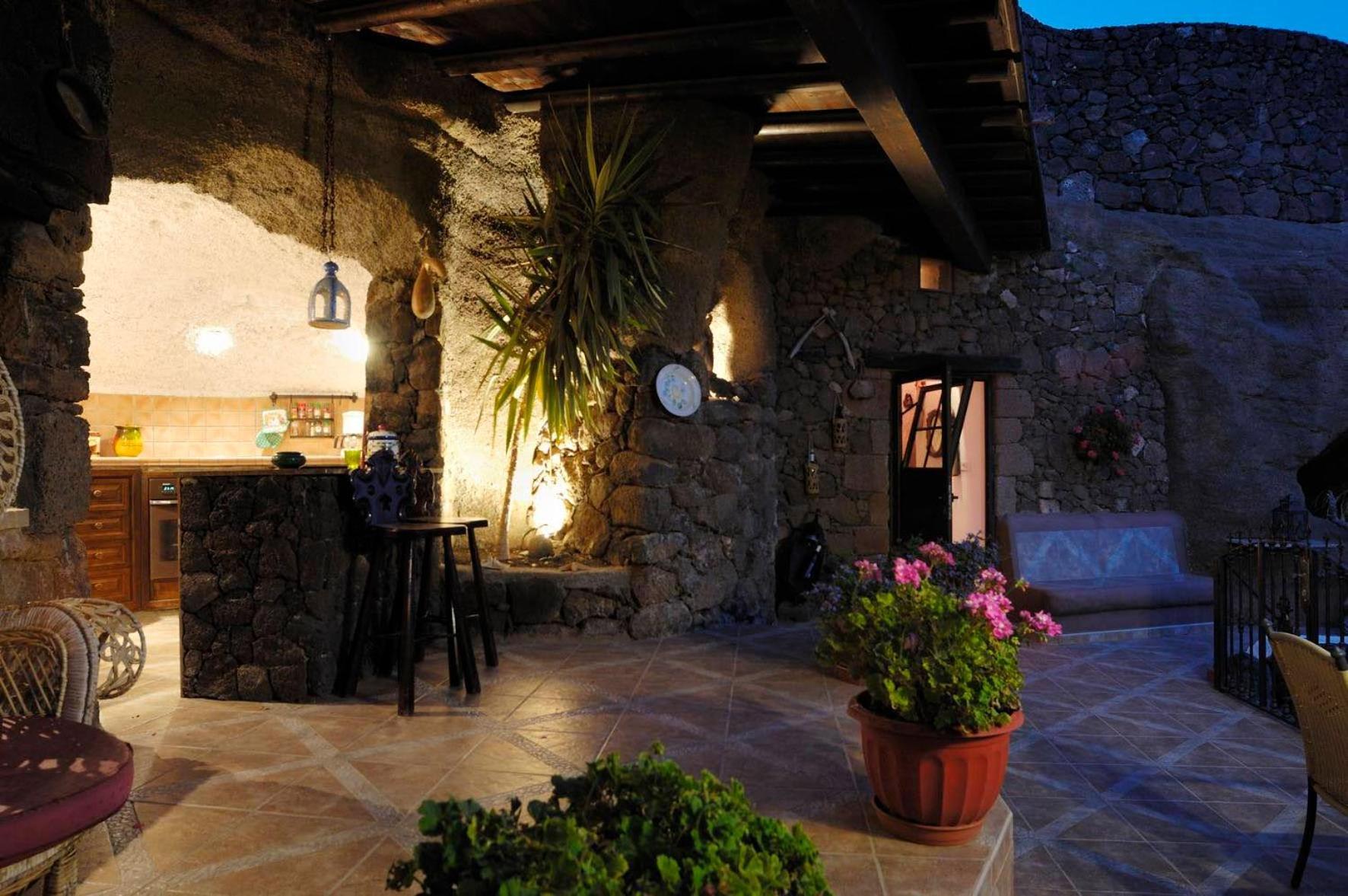 Castillo Lanzarote Villa Sophie - Luxury Villa -Sleep In A Volcanic Cave With Heated Pool Tías Екстериор снимка