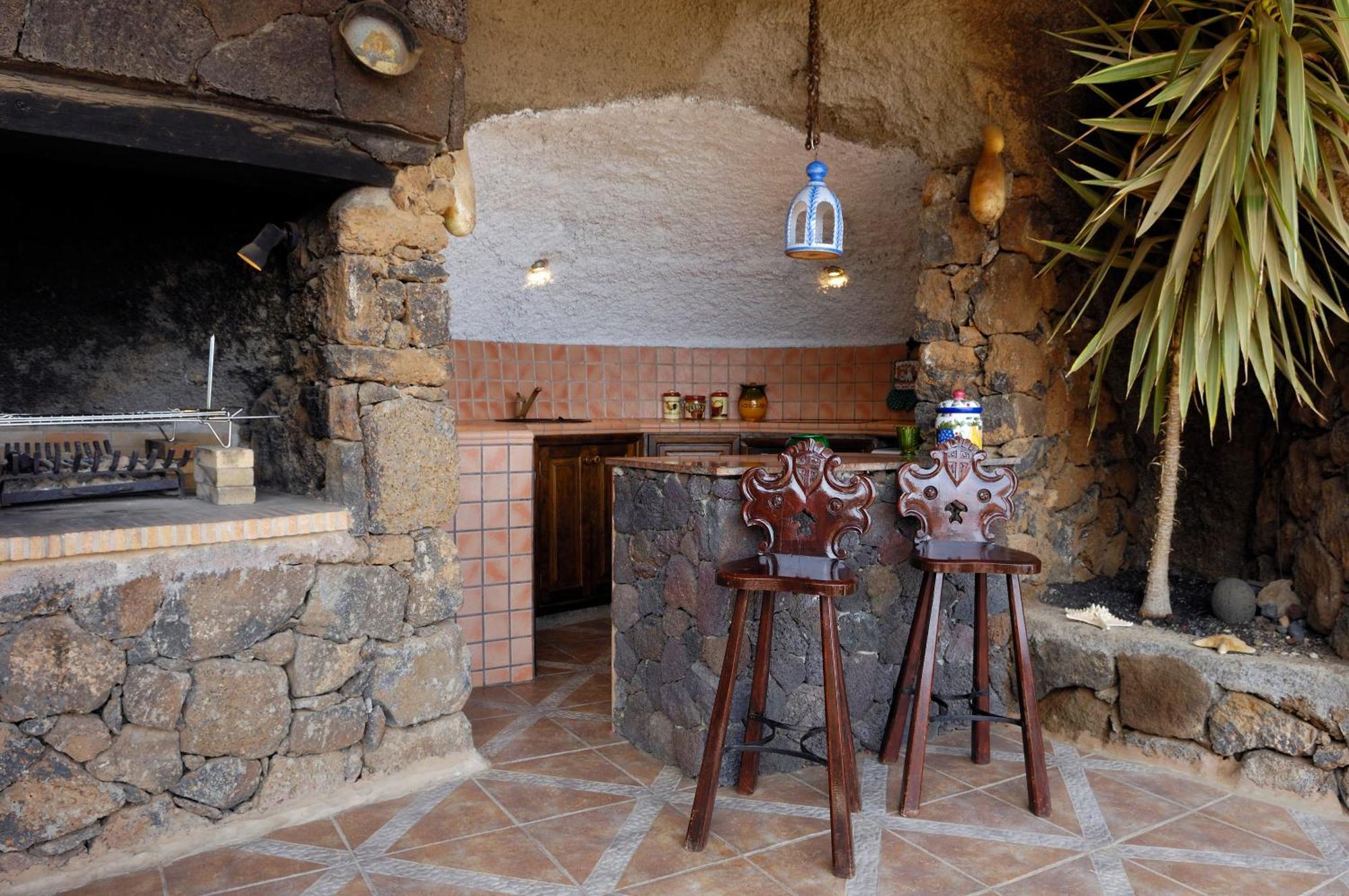 Castillo Lanzarote Villa Sophie - Luxury Villa -Sleep In A Volcanic Cave With Heated Pool Tías Екстериор снимка