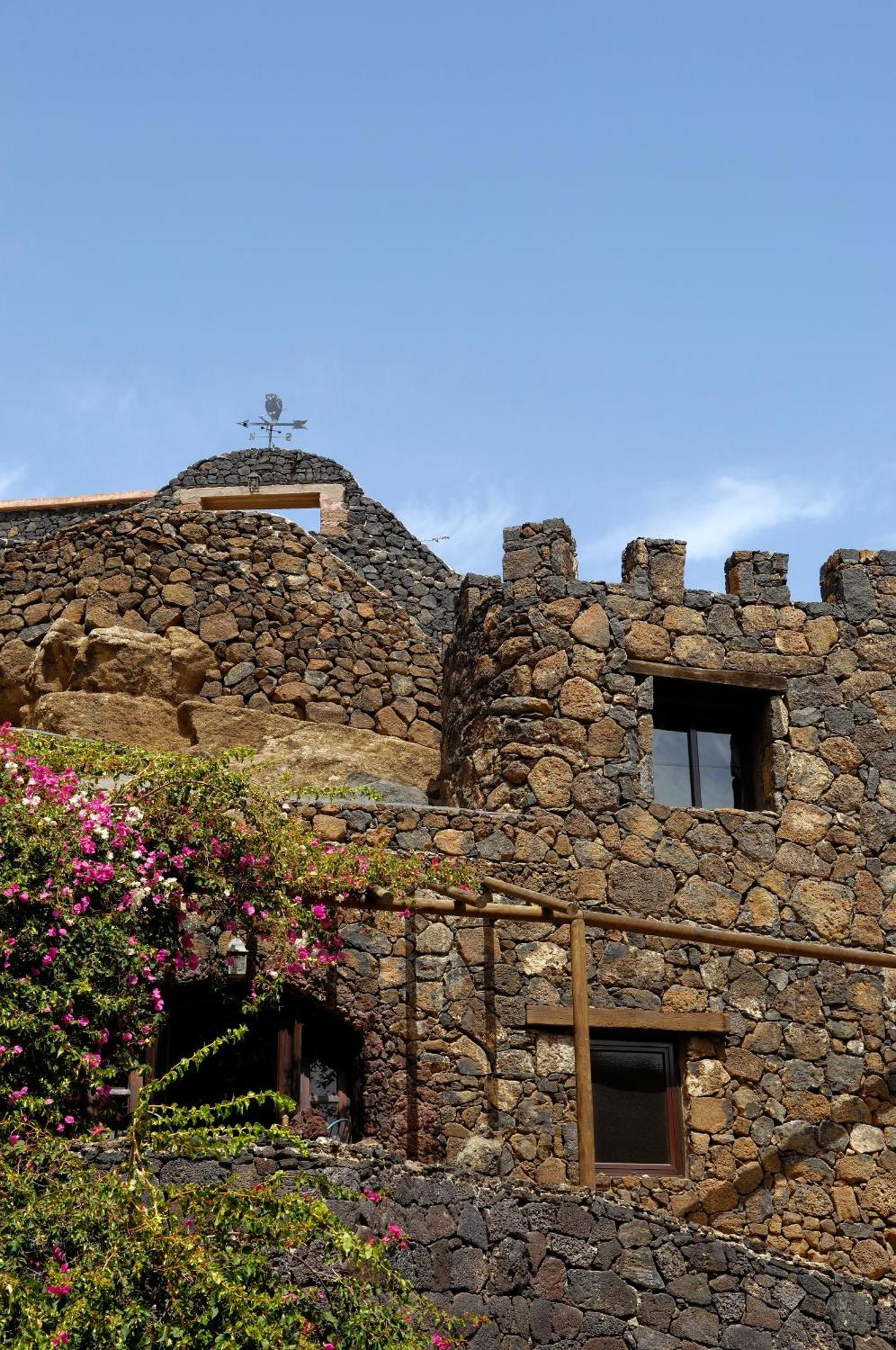 Castillo Lanzarote Villa Sophie - Luxury Villa -Sleep In A Volcanic Cave With Heated Pool Tías Екстериор снимка