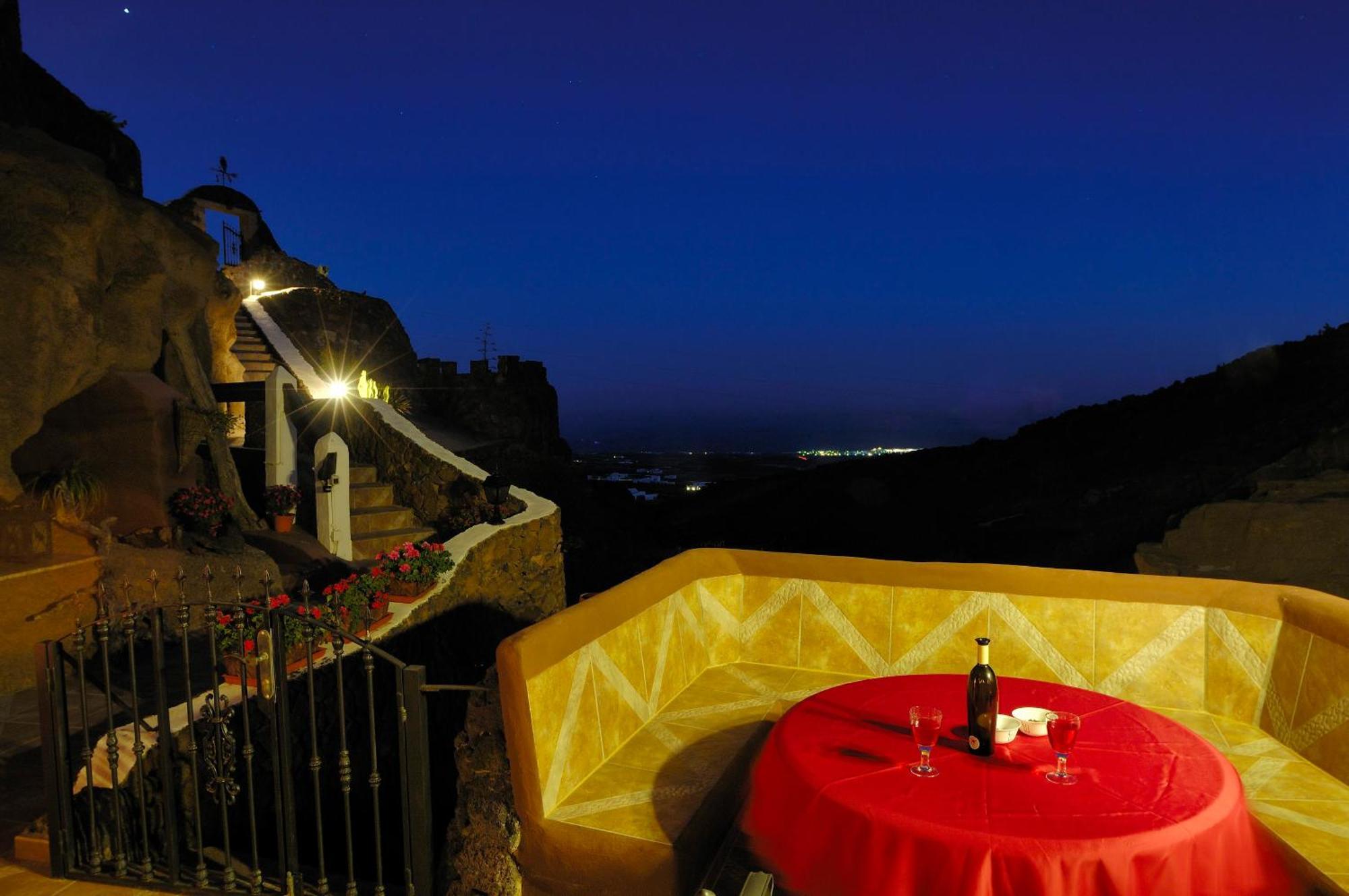 Castillo Lanzarote Villa Sophie - Luxury Villa -Sleep In A Volcanic Cave With Heated Pool Tías Екстериор снимка